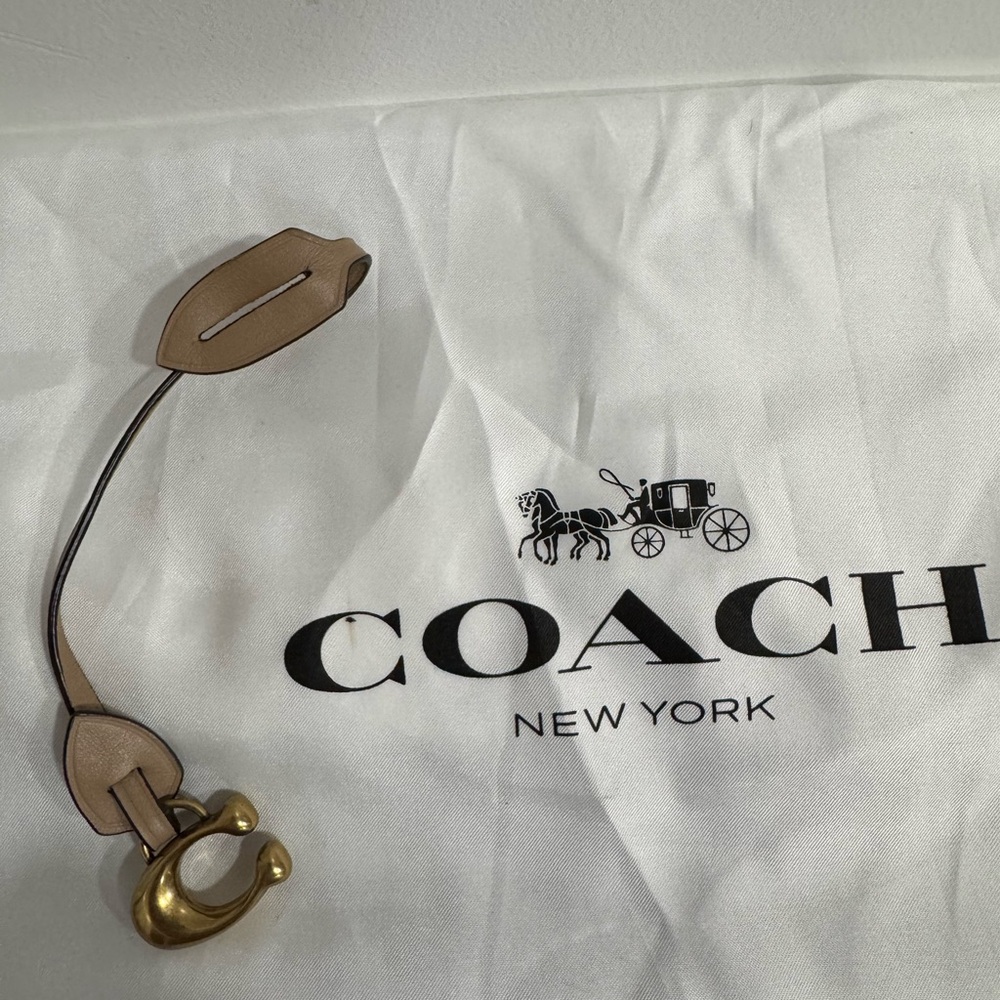 Coach Leather Hangtag Key Fob Bag Charm – Nude/Beige & Brass - Picture 4 of 6